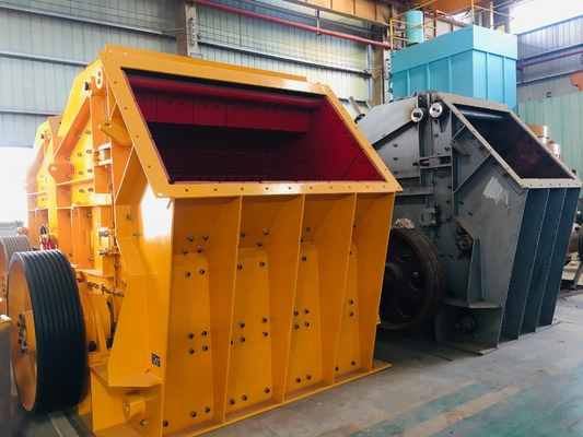 La máquina móvil 315Kw de la trituradora de impacto PF1320 oscila la maquinaria de proceso de piedra