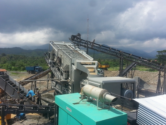 290Kw siguió el camión portátil de la trituradora de la máquina 250 TPH de la roca móvil del remolque montado