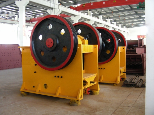 trituradora móvil del cono de 30Kw PE400*600, trituradora de piedra primaria 36 24