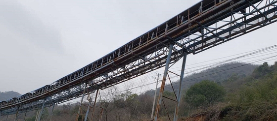 Arena minera de larga distancia global inclinada móvil automática del mineral de la banda transportadora
