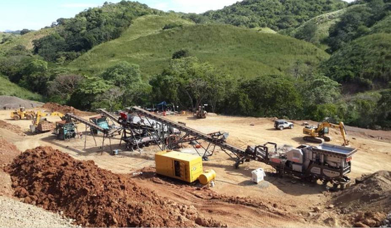 Máquina móvil 249.2Kw, trituradora portátil Symons de la trituradora PEW860 del cono de la primavera